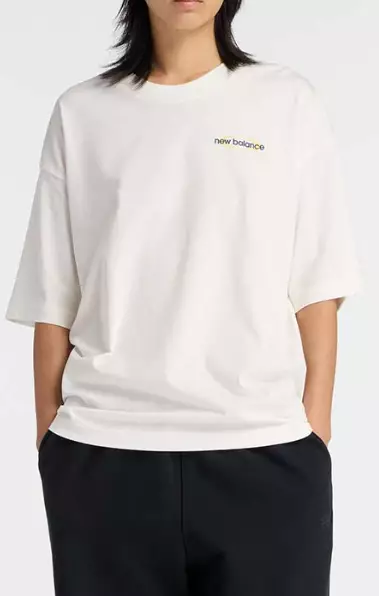 New Balance Sport Graphic Oversized T-Shirt naisten t-paita luonnonvalkoinen - Naisten t-paidat ja topit - 1986884818 - 1